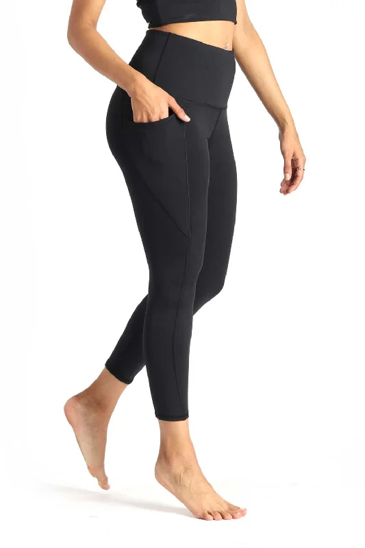 Yoga Pants for Sports and Fitness -7/8 Boundless Legging with Pockets in Jet Black