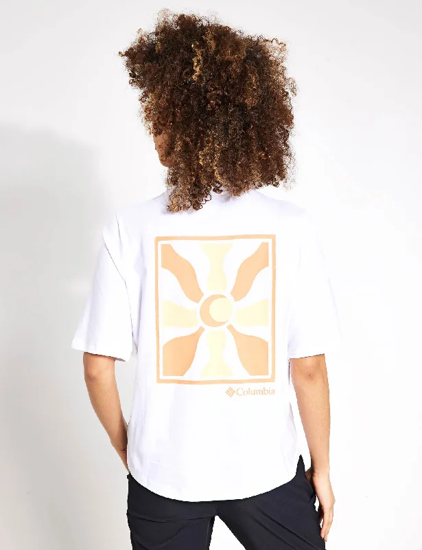 Breathable Yoga Tops for Fitness Classes -North Cascades Graphic T-Shirt - White/Wavy Rays Breathable Yoga Tops for Fitness Classes -North Cascades Graphic T-Shirt - White/Wavy Rays
