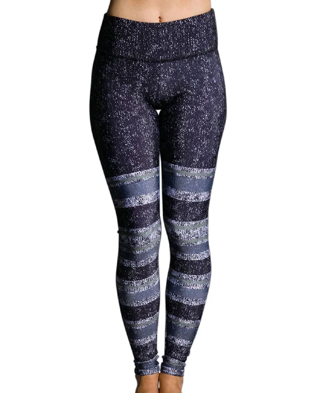 Yoga Shorts for Maximum Freedom of Movement -Graphic Leggings In Onz Textured Stripe