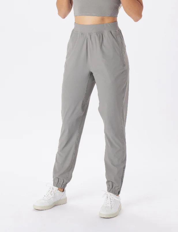 Comfortable Yoga Pants with Pockets -Motion Jogger: Silver Fog