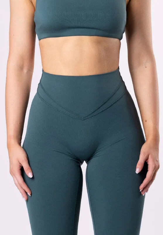 Yoga Pants for Full Range of Flexibility -Reluna Icon Sculptseam™ Plus Legging Ivy
