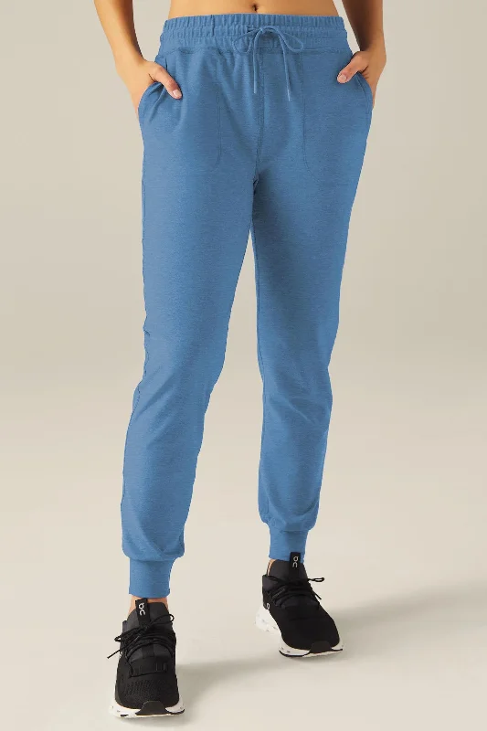Women's High-Waisted Yoga Shorts -Spacedye Commuter Midi Jogger - Sky Blue