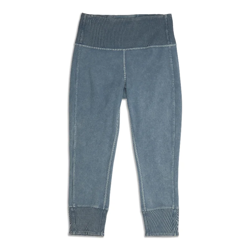 Comfortable Yoga Pants for Long Poses -Wunder Under High Rise Crop - Resale